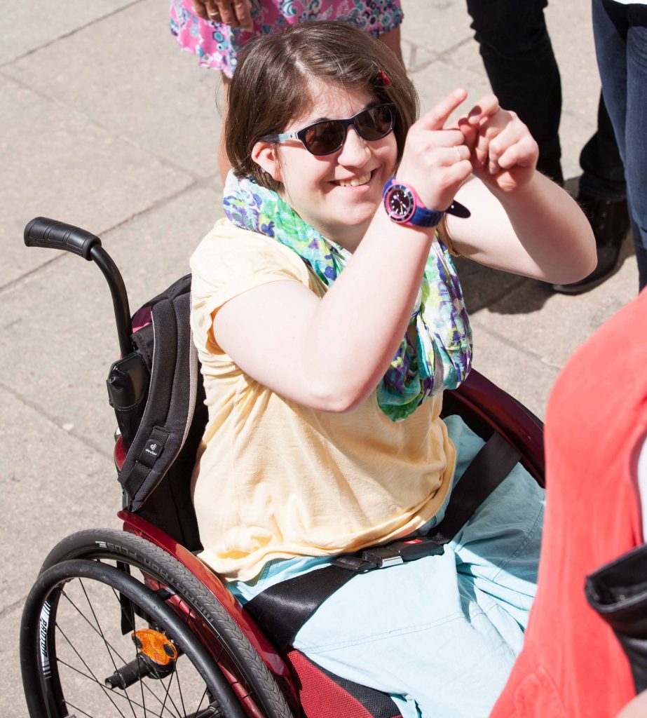 Aktion Kindertraum Leipzig Olivia Sonnenbrille 923x1024 - Olivia: Frühchen mit mehrfachen Behinderungen