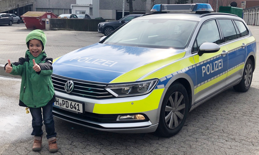 Aktion Kindertraum Blog Mathea JoshuaHell - Scheckübergabe an Mathea von Polizeipräsidentin Christiana Berg
