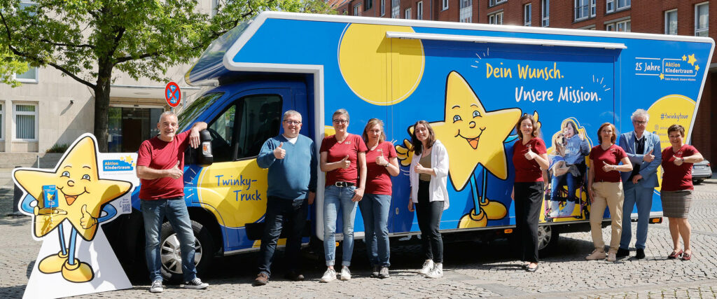 Auftakt der Jubilaeumstour mit dem Twinky Truck 1024x427 - 25 Jahre Aktion Kindertraum: Start mit dem Twinky Truck zur deutschlandweiten Tour