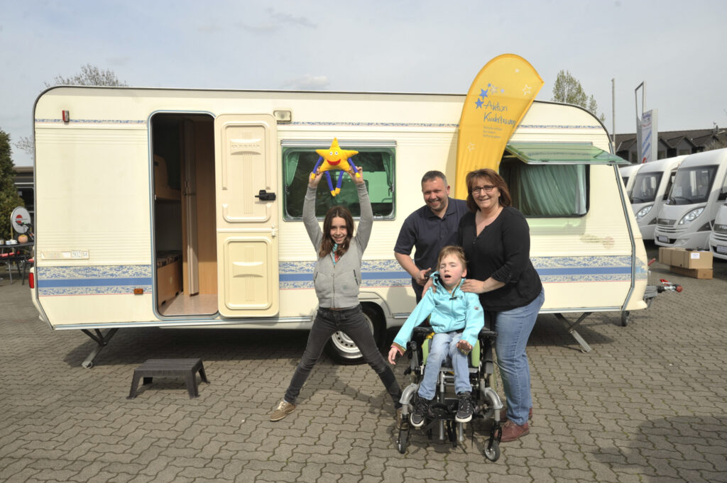 HannahThorstenKiraWohnwagen2015 1024x681 - 25 Jahre Aktion Kindertraum: Start mit dem Twinky Truck zur deutschlandweiten Tour