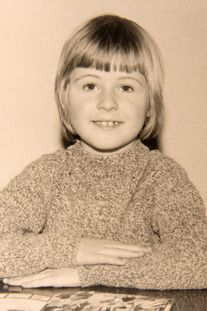 Das Mädchen Beate an ihrem ersten Schultag.