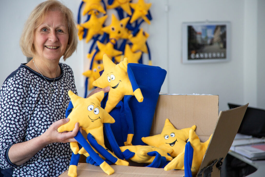 Beate an einem geöffneten Paket, in dem Twinkys liegen