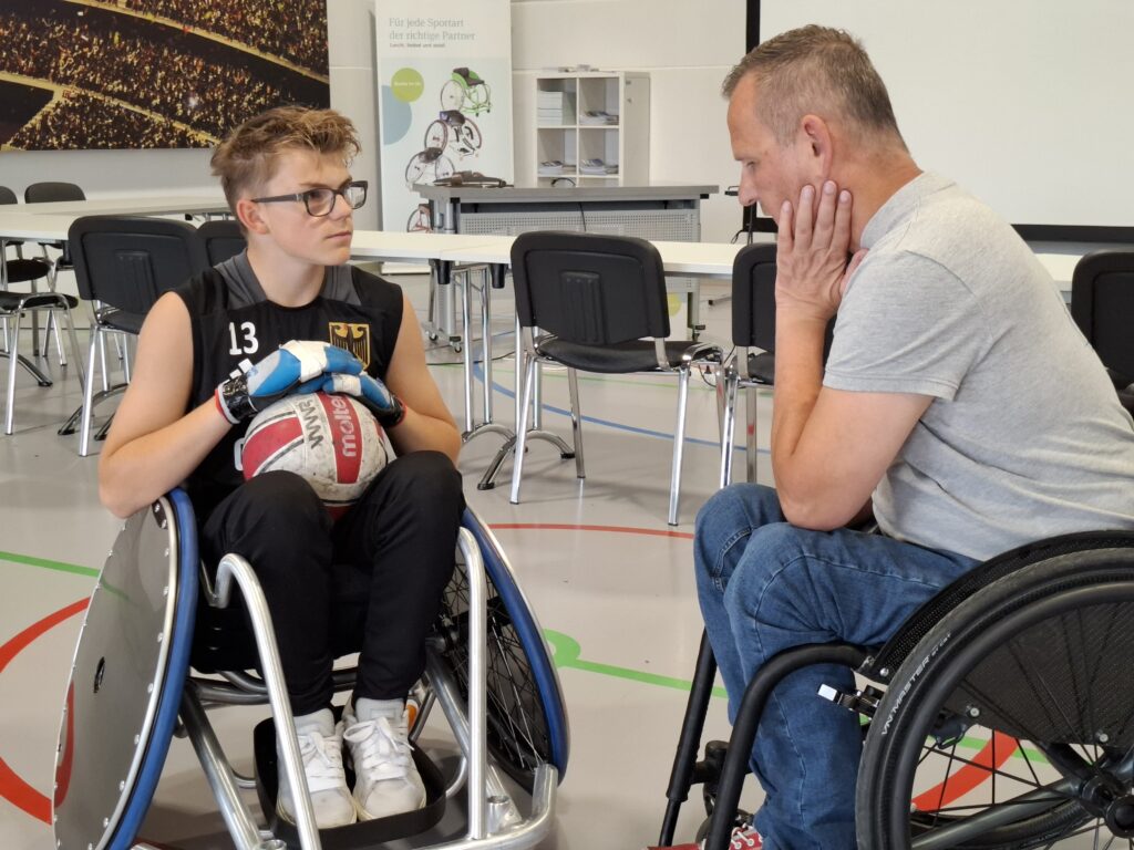 Was muss noch angepasst werden? Jonte im Gespräch mit Trainer Michael.