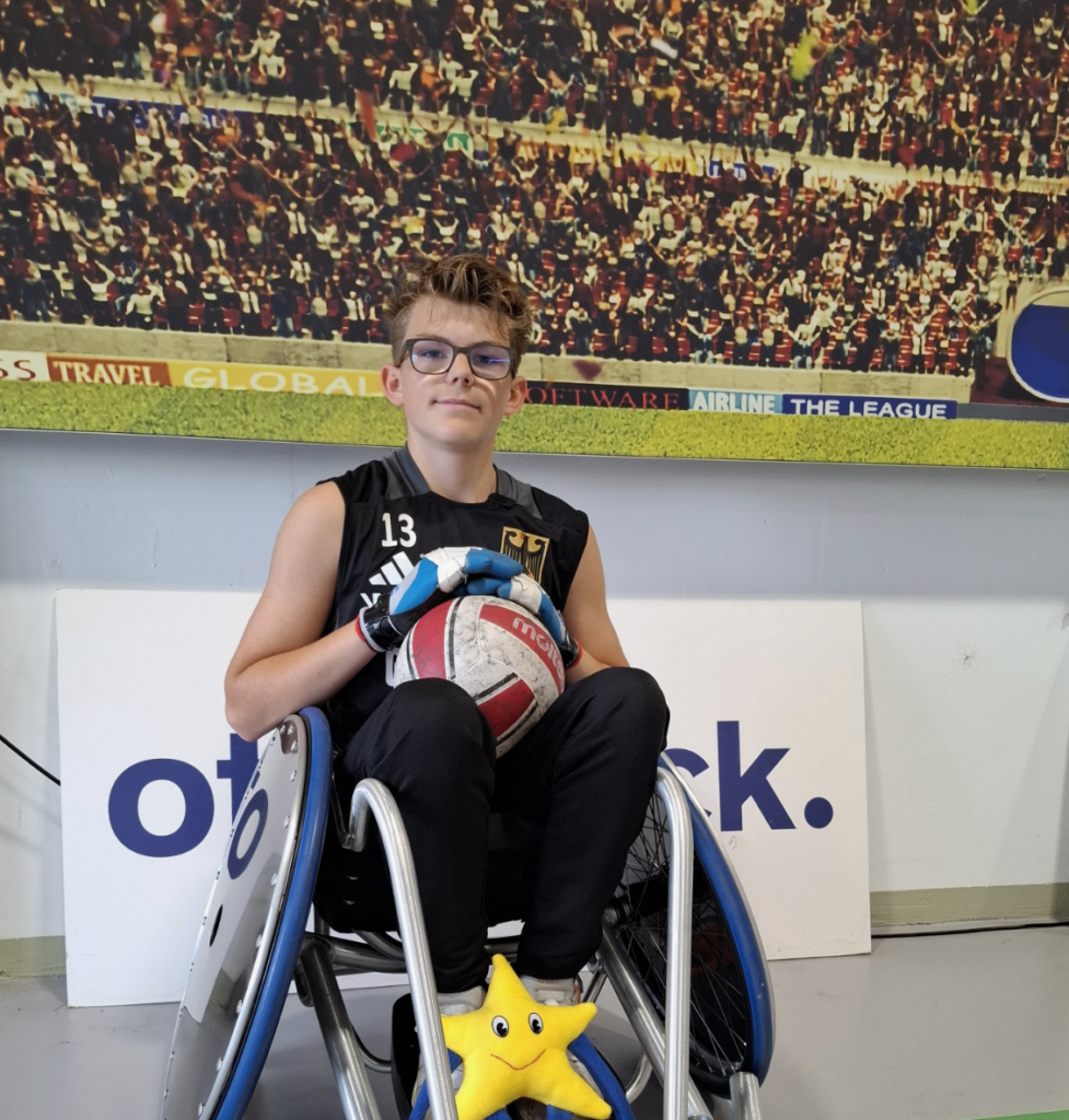 Jonte mit seinem neuen Rugbyrollstuhl beim Anpassen des Rollstuhls.
