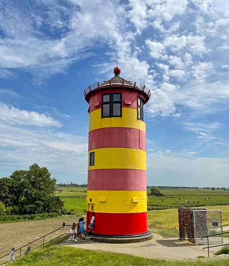 Ein Leuchtturm an einem Sommertag.