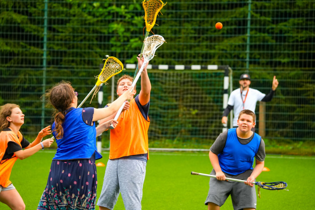 Jugendliche beim Lacrossespiel.