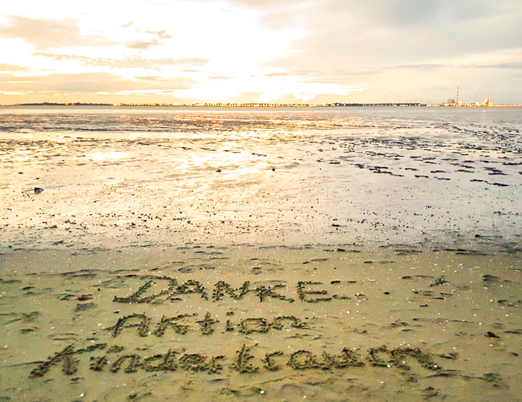 "Danke Aktion Kindertraum" steht in den Sand geschrieben.