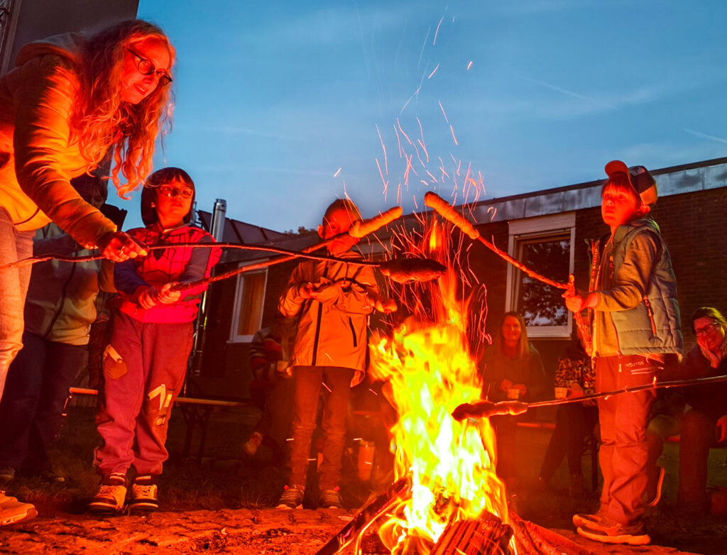 Lagerfeuer ist ein Spaß für alle Kinder.